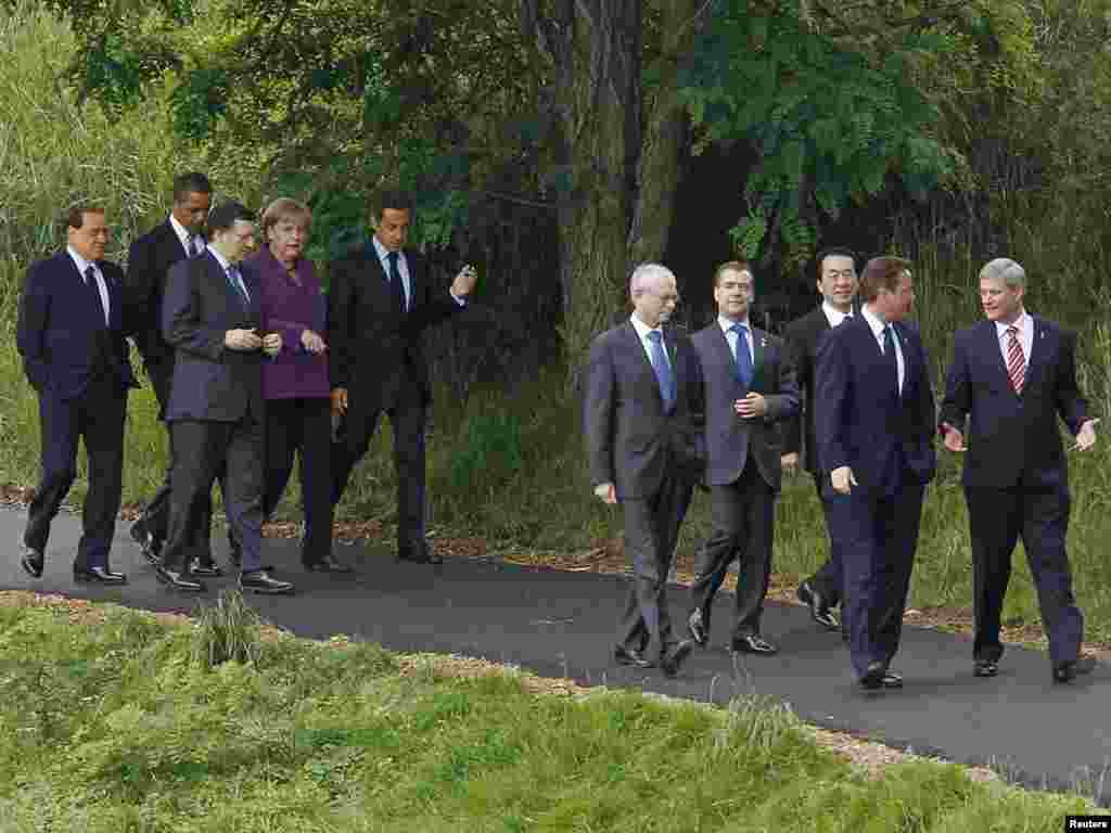 Lideri osam najrazvijenijih zemalja svijeta, G8: Silvio Berlusconi,Italija, Barack Obama, SAD, Jose Manuel Barroso, EU, Angela Merkel, Njemačka, Nicolas Sarkozi, Francuska, Herman Van Rompuy, EU, Dmitri Medvedev, Rusija, Naoto Kan, Japan, David Cameron, Velika Britanija i Stephen Harper, Kanada. Foto: REUTERS / Jim Young