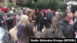 Новинари и медиумски работници протестираа пред Клубот на пратениците незадоволни поради одбивањето на четирите најголеми политички партии да ги вклучат новинарите во преговорите за реформата на медиумската сцена.
