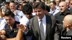 Ejup Ganić prilikom dočeka na sarajevskom aerodromu, 28. jul 2010.
