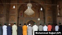 د پېښور یوه جمات کې لمونځ کېږي
