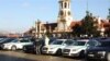 Policija i službeni automobili kod zgrade Ministarstva spoljnih poslova u Pragu pred dolazak bh. lidera, 2. decembar 2013.