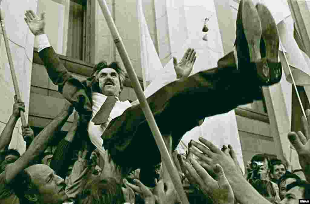 Ukrajinci su proslavili proglas 24. avgusta bacajući u vis bivšeg političkog zatvorenika Levka Lukjanenka. Lukjanenko je bio jedan od osnivača Ukrajinske Helsinške grupe 1976. Bio je i koautor deklaracije o nezavisnosti iz 1991. godine. 