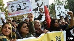 مدني فعالان او د بشري حقونو مبارزه کوونکي د برمته کړل شويو کسانو را خوشي کولو لپاره مظاهره کوي