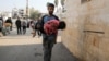 Palestinac nosi tijelo djevojčice, ubijene u izraelskom napadu na kuću u Džabaliji, na sjeveru Pojasa Gaze, 10. novembra 2024.