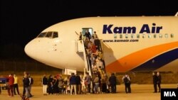 Првата група од 149 Авганистанци пристигна на аеродромот во Скопје