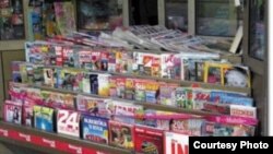 Zbog objavljenih fotografija ubijenih hrvatski policajaca od prije 31 godine, "Hrvatski tjednik" ne prodaje se na štandovima trgovačkog lanca "Interspar". To nije prvi incident deničarskog glasila sklonog kršnje medijske etike. (na fotografiji novinski kiosk u Zagrebu). 