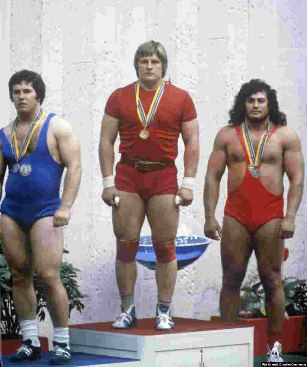 Dizači tegova (s lijeva na desno) Valentin Hristov iz Bugarske, Leonid Taranenko iz Sovjetskog Saveza i Mađar Gjorgi Szalai na pobjedničkom podiju. 