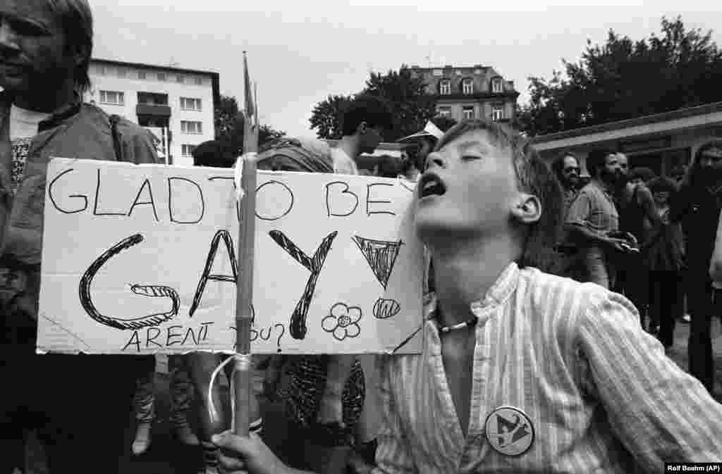 Demonstrant iz Holandije nosi transparent &quot;Ponosan što sam gej,&quot; tokom marša u Frankfurtu u Nemačkoj, 28. jula 1979. godine. Time je završen sedmodnevni skup homoseksualaca, koji su uživali u filmovima, pozorišnim predstavama, rok koncertim i radionicama posvećenim gej pravima. Gejevi i lezbijke u Nemačkoj i drugim državama zahtevali su da se prekine sa diskriminacijom.