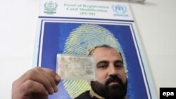 د خېبر پښتونخوا په هريپور کې مېشت یو افغان کډوال خپله پېژندپاڼه «مېشتکارډ» ښيي