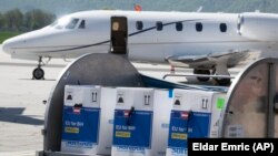 Kontejner sa kutijama vakcine Pfizer iz mehanizma Evropske unije na aerodromu u Sarajevu, 4. maja 2021. 