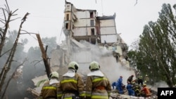 Рятувальники біля місця російського удару в Києві, 31 липня 2025 року 