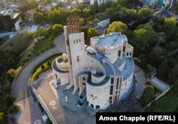 რიტუალების სასახლე ბოჭორმის ქუჩაზე, არქიტექტორები ვიქტორ ჯორბენაძე და ვაჟა ორბელაძე, 1985