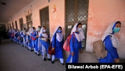 کورونا وایرس د نورې نړۍ په څېر په پاکستان کې هم ښوونځیو ته د ماشومانو تګ ډېر اغېزمن کړی دی.(انځور د پېښور یو سکول) 