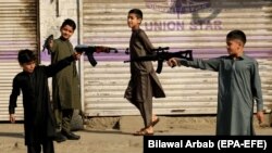 په پېښور کې ماشومان په پلاستيکي ټوپکو لوبې کوي