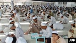 د کراچۍ د یوې دینې مدرسې زده کوونکي‌ د ازموینو پر مهال. (انځور: ارشیف)