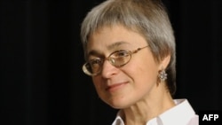 Журналістка Анна Політковська (1958–2006), яка критикувала режим Путіна і яку вбили в під'їзд власного будинку