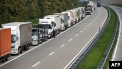 Kolone kamiona na graničnom prelazu Batrovci, između Srbije i Hrvatske, 24. septembar 2015.