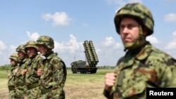 Soldați ai armatei sârbe lângă un sistem chinez de rachete cu rază medie de acțiune FK-3 în timpul unei demonstrații a capacităților de apărare aeriană ale țării lor. (fotografie de arhivă)