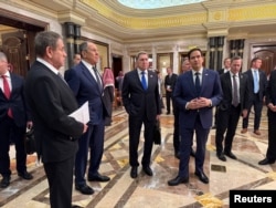 Ruski ministar vanjskih poslova Sergej Lavrov (drugi lijevo) u razgovorima s američkim državnim sekretarom Marcom Rubiom (naprijed desno) i članovima njihovih delegacija u palači Dirijah u Rijadu 18. februara 2025.