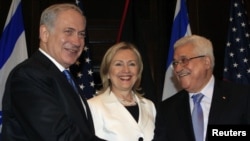 Izraelski premijer Benjamin Netanjahu rukuje se sa palestinskim predsednikom Mahmudom Abasom u prisustvu američke državne sekretarke Hilari Klinton neposredno pred početak sastanka u Šarm el Šejku u Egiptu, 14 septembar 2010