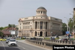 Imagine actuală cu una dintre clădirile-simbol ale Iașului: Biblioteca Central Universitară.