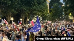 ოპოზიციური პარტიები აცხადებენ, რომ ისინი მხოლოდ თავისუფალ საპარლამენტო არჩევნებს აღიარებენ და სჯერათ, რომ ამას მიაღწევენ რეჟიმის პრინციპული და თანმიმდევრული იზოლაციით.