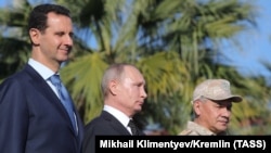 Башар Асад, Владимир Путин и Сергей Шойгу на авиабазе Хмеймим в Сирии. 11 декабря 2017 г.