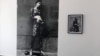 "Rad 'Behind the Scenes' – 'Iza kulisa'. To je fotografija nastala 1994. godine u opkoljenom Sarajevu. To je autoportret, ali fotografisan od modnog fotografa, u kontekstu koji je bio vrlo čudan, editorijala za italijanski časopis Moda", kaže Šejla