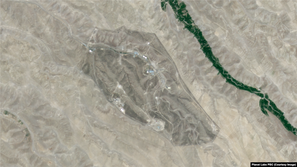 Na satelitskim snimcima koje je snimio Planet Lab, prikazana je iranska raketna baza Tabriz South prije i poslije izraelskih zračnih napada. Slika lijevo je od 11. juna 2025. Slika desno je od 13. juna 2025.