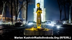 Скульптура дівчинки з колосками в руках на території Національного музею Голодомору-геноциду, в якому зібрані численні документальні матеріали про Голодомор-геноцид в Україні 1932–1933 років