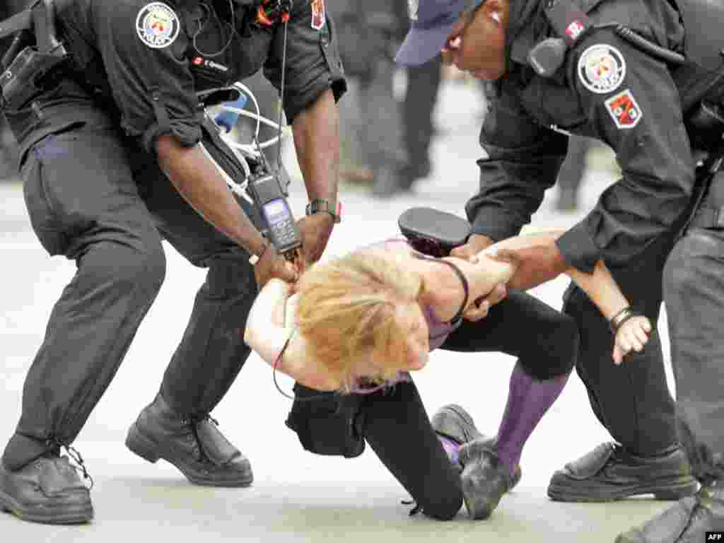 Najavljeni mirni protesti protiv samita G20, završili su uličnim nasiljem i hapšenjima. Oko 12.000 policajaca bilo je na ulicama Toronta, a dnevna cijena osiguranja iznosila je skoro 1 bilijun dolara. Foto: Simon Hayter / AFP