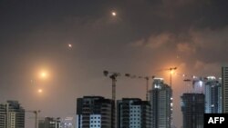 Tragovi raketa na nebu iznad Netanje, 13. juna
