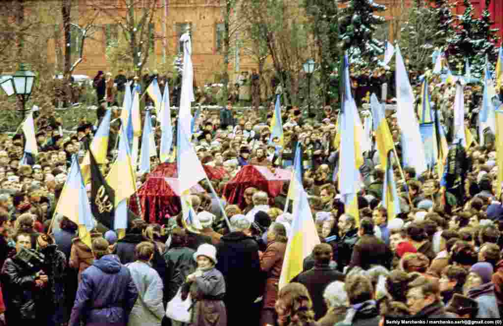 Disidenti su platili posebno visoku cenu, poput Vasilija Stusa, Jurija Litvina i Olekse Tihija, koji su ponovo sahranjeni (na slici) u Kijevu 19. novembra 1989, sa ponosno istaknutom tada zabranjenom ukrajinskom zastavom. Njih trojica su umrli dok su služili kaznu za različite zločine, uključujući "antisovjetsku aktivnost" i "antisovjetsku agitaciju i propagandu". 