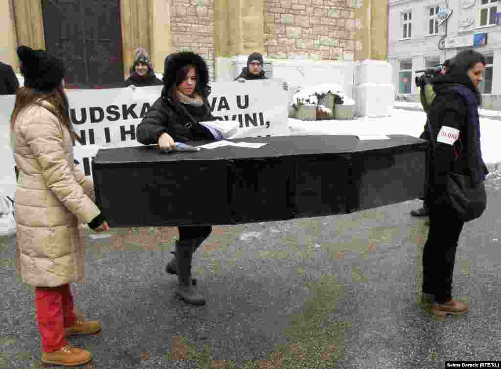 Performans "Sahrana ljudskih prava u BiH" na sarajevskim ulicama, 10. decembar 2012.