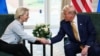 Американскиот претседател Доналд Трамп се ракува со претседателката на Европската комисија, Урсула фон дер Лајен, по објавувањето на трговскиот договор меѓу САД и ЕУ, во Тарнбери, Шкотска, Велика Британија, 27 јули 2025 година.