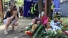 Унаслідок російської атаки на Київ у ніч проти 31 липня загинула 31 людина, з них 5 – діти. Кияни приносять на місце трагедії квіти та іграшки. 1 серпня у Києві оголосили Днем жалоби<br><br>