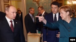 Glavno je pitanje, međutim, osjetljivo pitanje odnosa Unije i Rusije i centralne uloge Njemačke u tome (na fotografiji ruski predsjednik Vladimir Putin i njemačka kancelarka Angela Merkel)