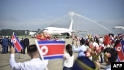 Cetățeni nord-coreeni participă la o ceremonie de întâmpinare a avionului companiei aeriene ruse Nordwind Airlines la Aeroportul Internațional din Phenian. 28 iulie 2025.