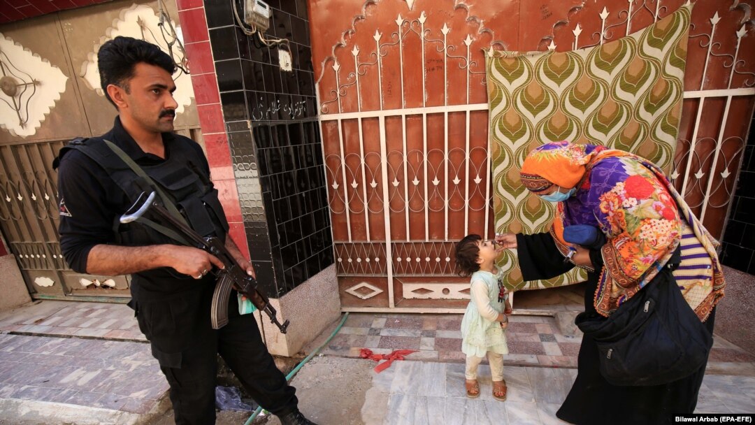 په پاکستان کې د پولیو له واکسیني ډلو سره پولیس سرتېري هم کور په کور ګرځي ــ پخوانی انځور.