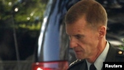 Stanley McChrystal uoči sastanka s Barackom Obamom u Bijeloj kući, 23 jun 2010