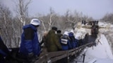 Спостерігачі ОБСЄ йдуть зруйнованим мостом у Станиці-Луганській. 16 грудня 2016 року