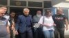 Učiteljica Adela Melajac Karahmetović izlašla je iz Policijske uprave u Novom Pazaru u pratnji predsednika Stranke demokratske akcije Sandžaka Sulejmana Ugljanina, 5. septembar, Novi Pazar