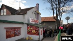 Redovi pred SOS marketima za socijalno ugrožene bili su još 2009. Foto: Vesna Anđić