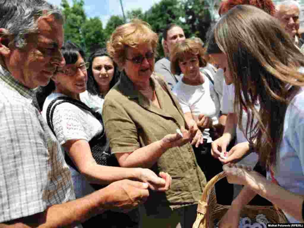 Podjela cvjetića građanima Sarajeva, kao simbol stradanja Bošnjaka tokom rata u BiH, 01.07.2011. Foto: RSE / Midhat Poturović