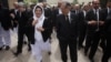 په پاکستان کې پر مشر قاضي میا ثاقب نثار (ښي لوري ته) انتقاد کېږي چې ولې عدالتونه ژر فیصلو ته نه اړ باسي.