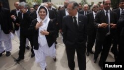 په پاکستان کې پر مشر قاضي میا ثاقب نثار (ښي لوري ته) انتقاد کېږي چې ولې عدالتونه ژر فیصلو ته نه اړ باسي.