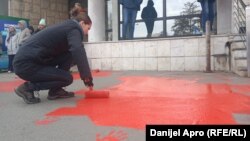 Okupljeni su ofarbali ulaz u zgradu Skupštine crvenom farbom, 8. decembar 2024.