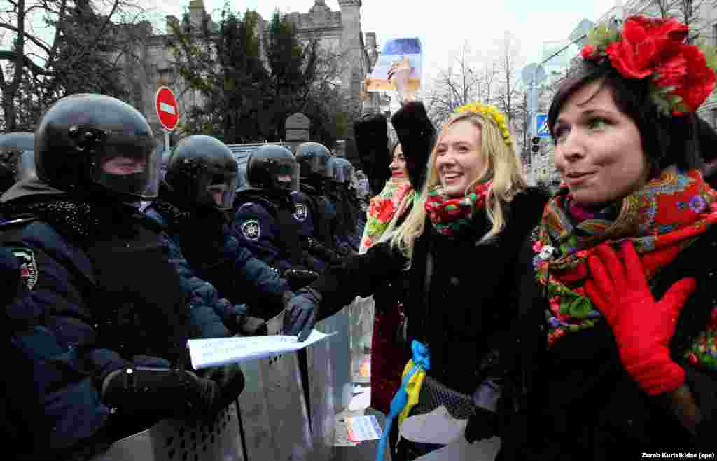 Kijev, 8. decembar 2013. Foto: EPA / Zurab Kurtsikidze