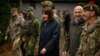 Șefa Trezoreriei britanice Rachel Reeves (centru) și ministrul Apărării din UK, John Healey, la o unitate militară din estul Angliei, unde trupele ucrainene și britanice desfășoară antrenamente.