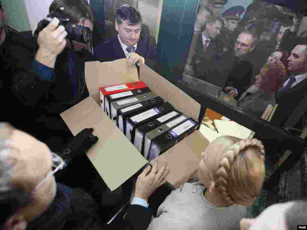 Premijerka Timošenko i članovi njenog opozicionog bloka predaju Vrhovnom sudu kutije dokumenata koje dokazuju navodnu izbornu krađu na predsedničkim izborima u Ukrajini, februar 2010.